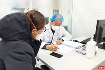 Bác sĩ khám bệnh cho người dân (Ảnh - Minh Thuý) 
