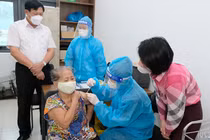 Thứ trưởng Bộ Y tế Đỗ Xuân Tuyên kiểm tra việc tiêm vaccie COVID-19 cho người dân (Ảnh - Trần Minh)