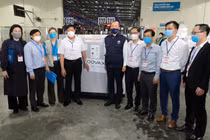 Thứ trưởng Bộ Y tế Đỗ Xuân Tuyên đã trực tiếp đến sân bay Nội Bài đón nhận lô vaccine phòng COVID-19 của AstraZeneca (Ảnh - Trần Minh) 