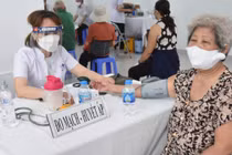 TP. HCM tiêm vaccine phòng COVID-19 cho người cao tuổi tại Trung tâm Y tế Quận 3 (Ảnh - Vũ Mạnh Cường) 