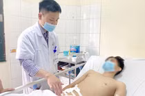 Bác sĩ chăm sóc bệnh nhân sau phẫu thuật (Ảnh - BVCC) 