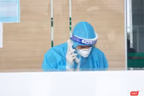 Bác sĩ trực cấp cứu ở Bệnh viện Bệnh Nhiệt đới Trung ương (Ảnh - Minh Thuý) 