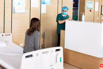 Bác sĩ thăm hỏi tình hình sức khoẻ người dân (Ảnh - Minh Thuý) 