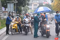 Người dân xuất trình giấy tờ chờ qua chốt kiểm soát phòng dịch COVID-19 (Ảnh - Minh Thuý) 