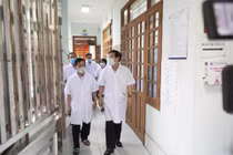 PGS.TS. Lương Ngọc Khuê - Cục trưởng Cục Quản lý Khám, chữa bệnh, Bộ Y tế trực tiếp kiểm tra công tác cách ly, điều trị cho bệnh nhân mắc COVID-19 tại Bệnh viện Đa khoa tỉnh Thái Bình. (Ảnh: Lê Hảo)