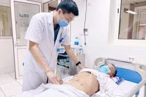 Bác sĩ chăm sóc cho ông H. sau ca mổ lấy chiếc tăm tre đâm thủng ruột non (Ảnh: Bệnh viện Hữu nghị Việt Đức) 