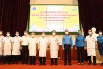 GS. TS. Trần Bình Giang -Giám đốc Bệnh viện Hữu nghị Việt Đức (thứ 5 từ phải sang) tiễn đoàn công tác lên đường thực hiện nhiệm vụ tại trung tâm hồi sức tích cực ở TP. HCM (Ảnh - BVCC) 