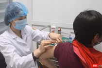 Nhân viên y tế tiêm thử nghiệm vaccine phòng COVID-19 cho tình nguyện viên (Ảnh - Minh Thuý) 