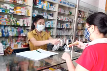 Người dân đi mua thuốc (Ảnh - MK) 