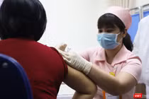 Nhân viên y tế tiêm vaccine COVID-19 cho người dân (Ảnh - Minh Thuý) 