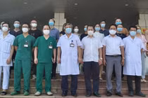 TS. Phạm Ngọc Thạch - Giám đốc Bệnh viện Bệnh Nhiệt đới Trung ương - gặp mặt 30 bác sĩ, điều dưỡng lên đường chống COVID-19 ở TP. Hồ Chí Minh (Ảnh - Đặng Thanh) 