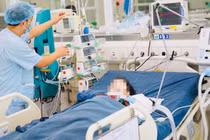Bệnh nhi không được đưa tới bệnh viện kịp thời, bệnh tình sẽ nặng hơn, kéo theo khó khăn và tốn kém khi điều trị (Ảnh - BVCC) 