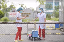 Nhân viên y tế làm việc ở Bệnh viện Bệnh Nhiệt đới Trung ương (Ảnh - Hoàng Anh) 
