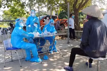 Nhân viên y tế chuẩn bị lấy mẫu xét nghiệm COVID-19 cho người dân (Ảnh - CDC Hà Nội) 