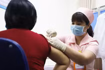 Nhân viên y tế tiêm vaccine phòng COVID-19 cho tình nguyện viên (Ảnh - Minh Thuý) 