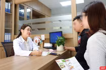 TS. BS. Đinh Thuý Linh tư vấn cho một cặp vợ chồng đến khám tại Bệnh viện Phụ sản Hà Nội (Ảnh: Minh Thuý) 