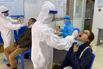 Nhân viên y tế lấy mẫu xét nghiệm COVID-19 cho người dân (Ảnh - SYT) 