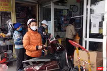 Người dân lo lắng xếp hàng mua thuốc về cho gia đình (Ảnh - Minh Thuý) 