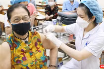 Người cao tuổi được tiêm vaccine COVIVD-19 (Ảnh - Minh Thuý) 