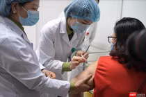 Nhân viên y tế tiêm vaccine phòng COVID-19 cho tình nguyện viên (Ảnh - Minh Thuý) 