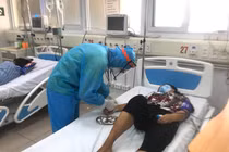 Bác sĩ chăm sóc cho bệnh nhân mắc COVID-19 nặng (Ảnh - Đặng Thanh) 