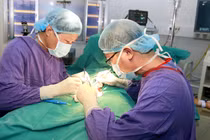 Các bác sĩ phẫu thuật cho thiếu niên 12 tuôie bị hoại tử tinh hoàn trái (Ảnh - BVCC) 