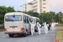 Phun khử khuẩn xe chở bệnh nhân COVID-19 (Ảnh - Minh Thuý) 