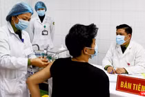 Tình nguyện viên được tiêm thử nghiệm vaccine phòng COVID-19 (Ảnh - Minh Thuý) 
