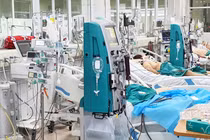 Nhiều bệnh nhân mắc COVID-19 nặng đang phải điều trị ở Khoa Hồi sức tích cực, Bệnh viện Bệnh Nhiệt đới Trung ương (Ảnh - Đặng Thanh) 