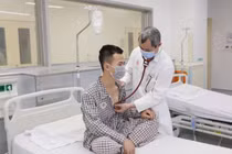 Bác sĩ khám cho bệnh nhân sau phẫu thuật lấy dị vật kim khí gây thủng màng tim (Ảnh - BVCC) 