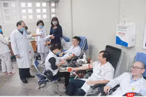 Các y, bác sĩ tại Bệnh viện Hữu Nghị hiến máu cứu người. Ảnh: TT