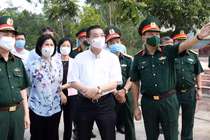 Chủ tịch UBND TP. Hà Nội kiểm tra khu cách ly tại Trường Quân sự Bộ Tư lệnh Thủ đô (Ảnh - Xuân Hải) 