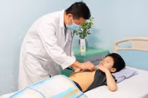 PGS.TS. Phạm Duy Hiền - Phó Giám đốc Bệnh viện Nhi Trung ương - khám cho bệnh nhi (Ảnh - BVCC)