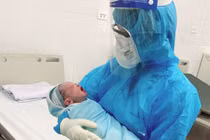 Bé gái chào đời khoẻ mạnh ở Bệnh viện Bệnh Nhiệt đới Trung ương (Ảnh - BVCC) 