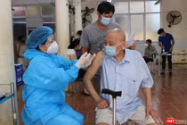Nhân viên y tế tiêm vaccine COVID-19 cho người cao tuổi (Ảnh - Minh Thuý) 