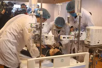 Các bác sĩ diễn tập cấp cứu cho bệnh nhân (Ảnh - Minh Thuý) 