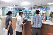 Người dân đi mua thuốc ở bệnh viện (Ảnh: Minh Thuý) 