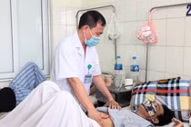 BS. Hưng khám cho bệnh nhân viêm màng não (Ảnh - Minh Thuý) 