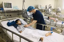 Bệnh nhi viêm não Nhật Bản được chăm sóc tại Khoa Điều trị tích cực, Trung tâm Bệnh Nhiệt đới, Bệnh viện Nhi Trung ương (Ảnh - BVCC) 