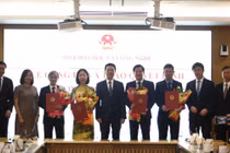 Bộ trưởng Nguyễn Mạnh Hùng và các Thứ trưởng chúc mừng cán bộ được nhận Quyết định.
