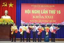 Bí thư Tỉnh uỷ Quảng Nam Lương Nguyễn Minh Triết (đứng giữa) tặng hoa chúc mừng các cá nhân