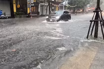 Nhiều tuyến đường ở Đà Nẵng ngập sâu sau cơn mưa sáng 18/9
