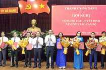 Ông Lê Trung Chinh, Chủ tịch UBND TP Đà Nẵng (đứng giữa) trao các quyết định bổ nhiệm cho các cá nhân (Ảnh CTV)