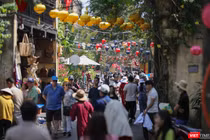 Du khách đến phố cổ Hội An, thành phố Đà Nẵng.