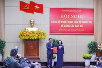 Bà Trương Thị Mai - Ủy viên Bộ Chính trị, Thường trực Ban Bí thư, Trưởng Ban Tổ chức Trung ương - trao quyết định phân công ông Lương Nguyễn Minh Triết giữ chức Bí thư Tỉnh ủy Quảng Nam nhiệm kỳ 2020-2025.