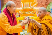 Đại đức Thích Trúc Thái Minh (trái) vừa bị Giáo hội họp áp dụng kỷ luật vì liên quan việc tổ chức trưng bày vật thể được cho là "xá-lợi tóc Đức Phật" cung thỉnh từ Myanmar về chùa Ba Vàng (Ảnh GNO)