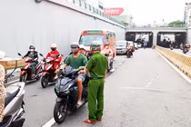 Lực lượng công an điều phối giao thông qua hầm chui Điện Biên Phủ (Đà Nẵng) sau vụ việc tài xế "rải đá" trong hầm (ảnh Phú Nam)