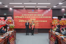 ông Lê Trung Chinh - Chủ tịch UBND TP Đà Nẵng trao quyết định thành lập DSAC và bổ nhiệm Giám đốc DSAC cho ông Lê Hoàng Phúc.