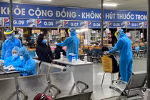 Lấy mẫu xét nghiệm giám sát tại bến xe miền Đông (Nguồn: CDC TP.HCM) 