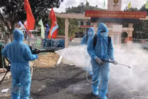 Phun dung dịch khử khuẩn tại Gia Lai (Ảnh: TTXVN) 
